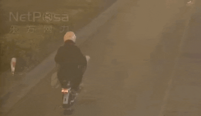 上海一女子边骑车边“洒钱”<strong></p>
<p>原油价格行情</strong>，刚发的7700元工资都没了！自己还没发现