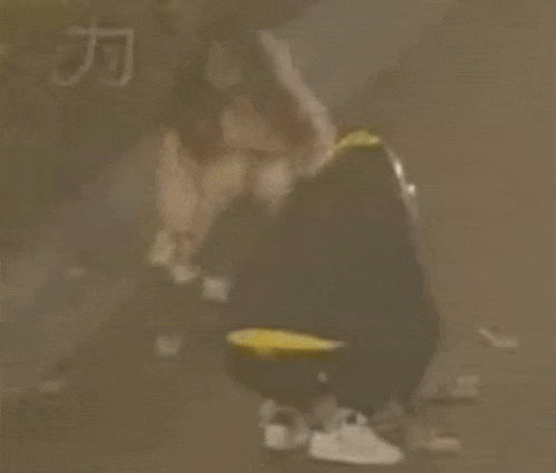 上海一女子边骑车边“洒钱”<strong></p>
<p>原油价格行情</strong>，刚发的7700元工资都没了！自己还没发现