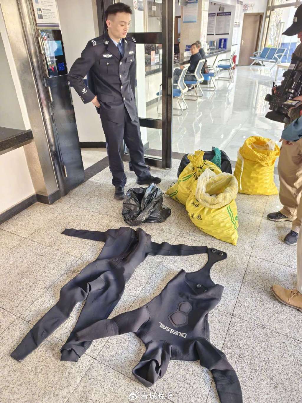 3人穿潜水服偷捞高尔夫球<strong></p>
<p>原油价格行情</strong>，警方用时4小时人赃并获