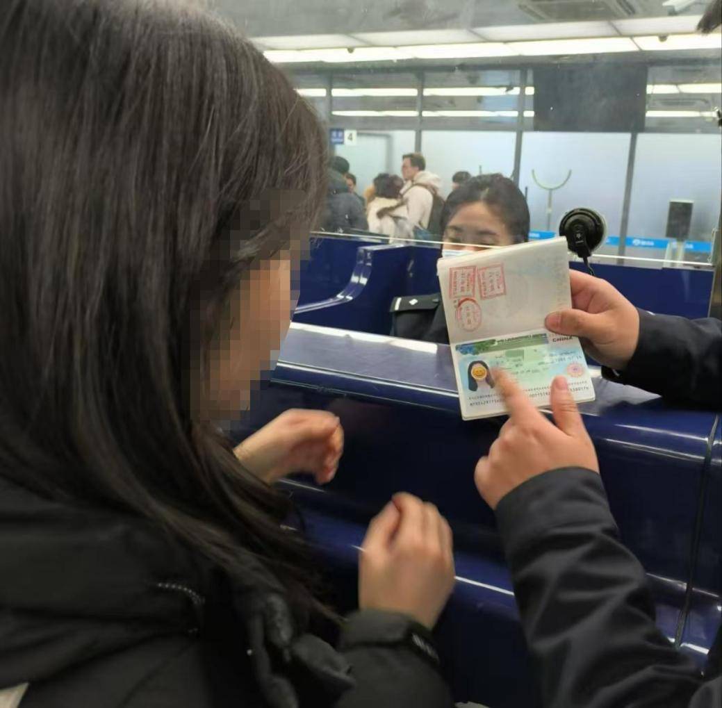 别因“颜值”误大事！用贴纸遮挡护照照片<strong></p>
<p>原油下跌原因</strong>，或被拒绝入境