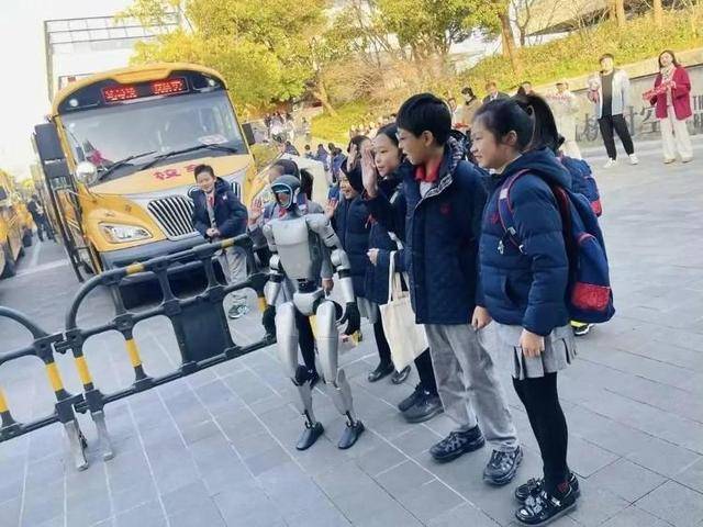 怪不得宇树机器人抢不到！抢到的人已经开始赚钱：租出去<strong></p>
<p>原油与黄金</strong>，一天收费5000元至1.5万元