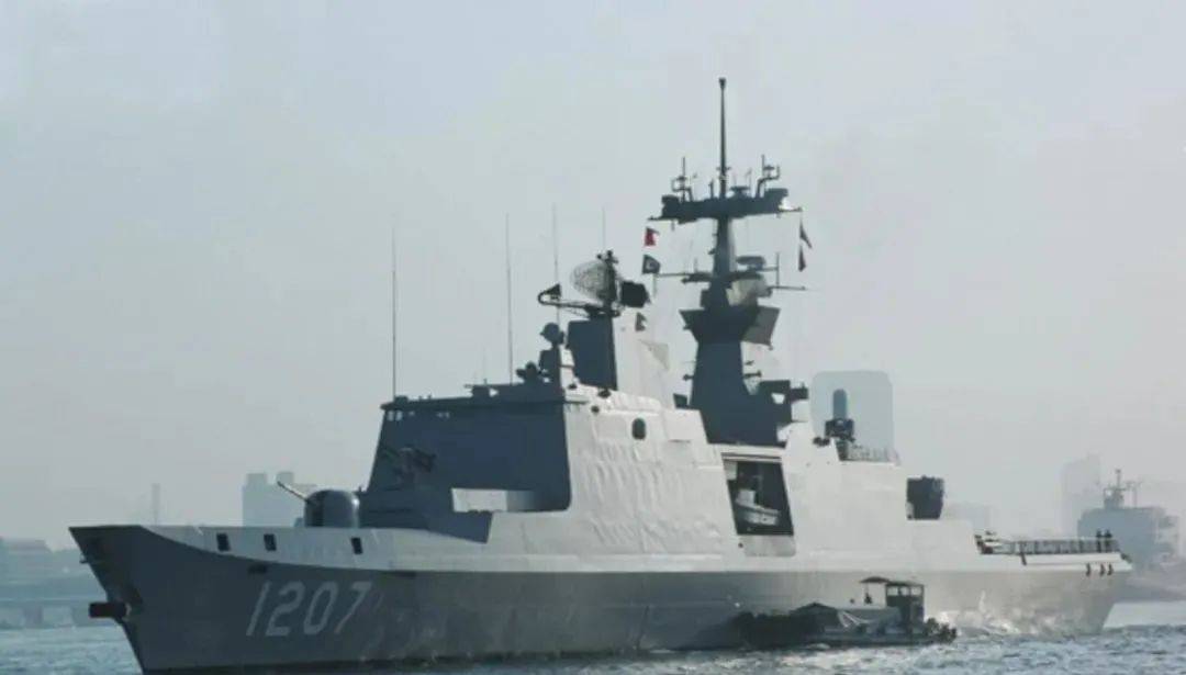 两岸军舰再次对峙<strong></p>
<p>原油与黄金</strong>，台军挑衅遭解放军驳斥，052D卸下主炮炮衣亮剑，台舰艇灰溜溜撤离，岛内“绿媒”气得跳脚