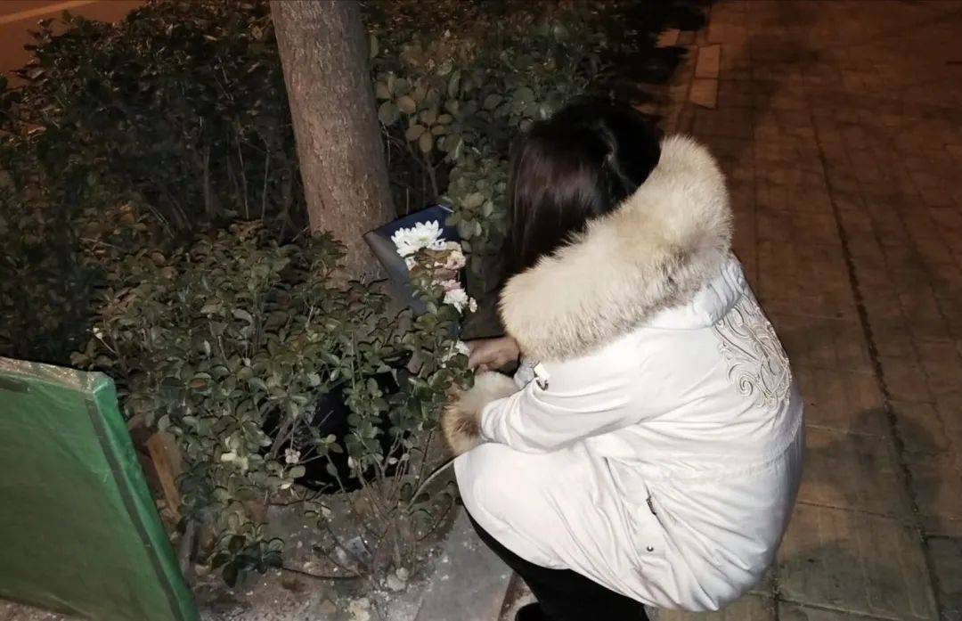 研三女生烧炭自杀！疑因数据被导师给别人<strong></p>
<p>原油与黄金</strong>，毕业无望……87岁爷爷得知噩耗后突发脑溢血