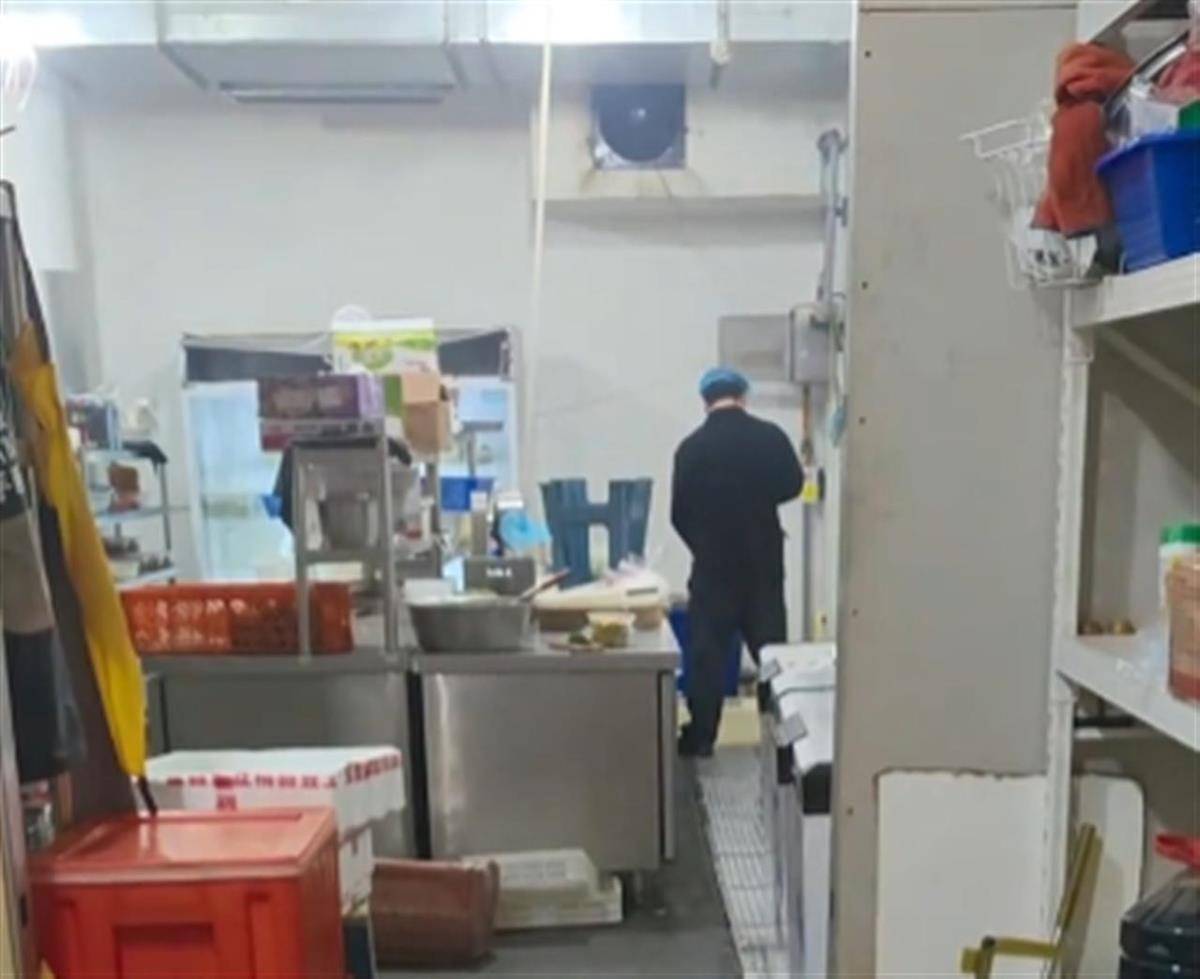 济南一餐厅被举报员工在后厨小便<strong></p>
<p>原油与黄金</strong>，老板否认，市监部门介入调查