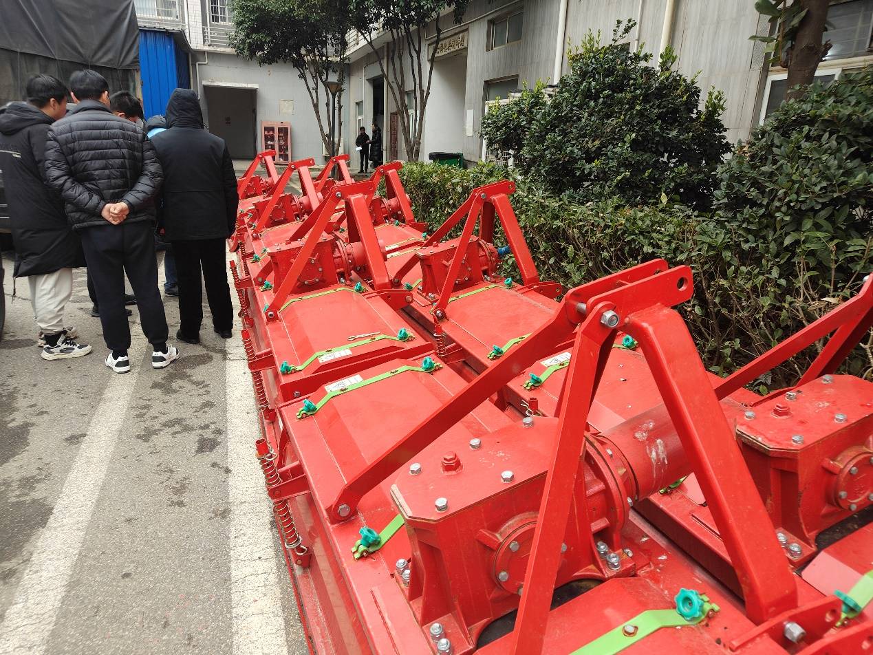 郑州大学学子走进武汉安德瑞公司<strong></p>
<p>原油与黄金</strong>，探索农机创新与应用