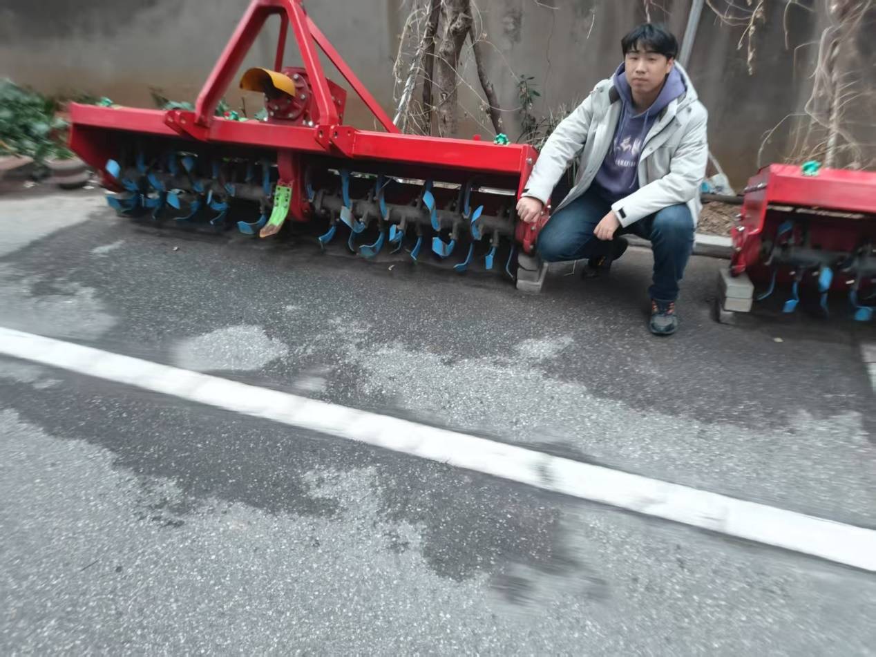 郑州大学学子走进武汉安德瑞公司<strong></p>
<p>原油与黄金</strong>，探索农机创新与应用