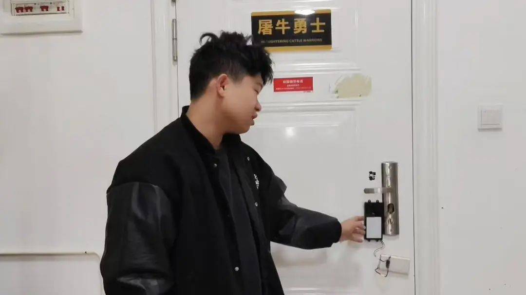 这室友靠谱！长沙一学生花80元为宿舍自制指纹锁：从小喜欢捣鼓<strong></p>
<p>现原油</strong>，做出来感觉特别爽