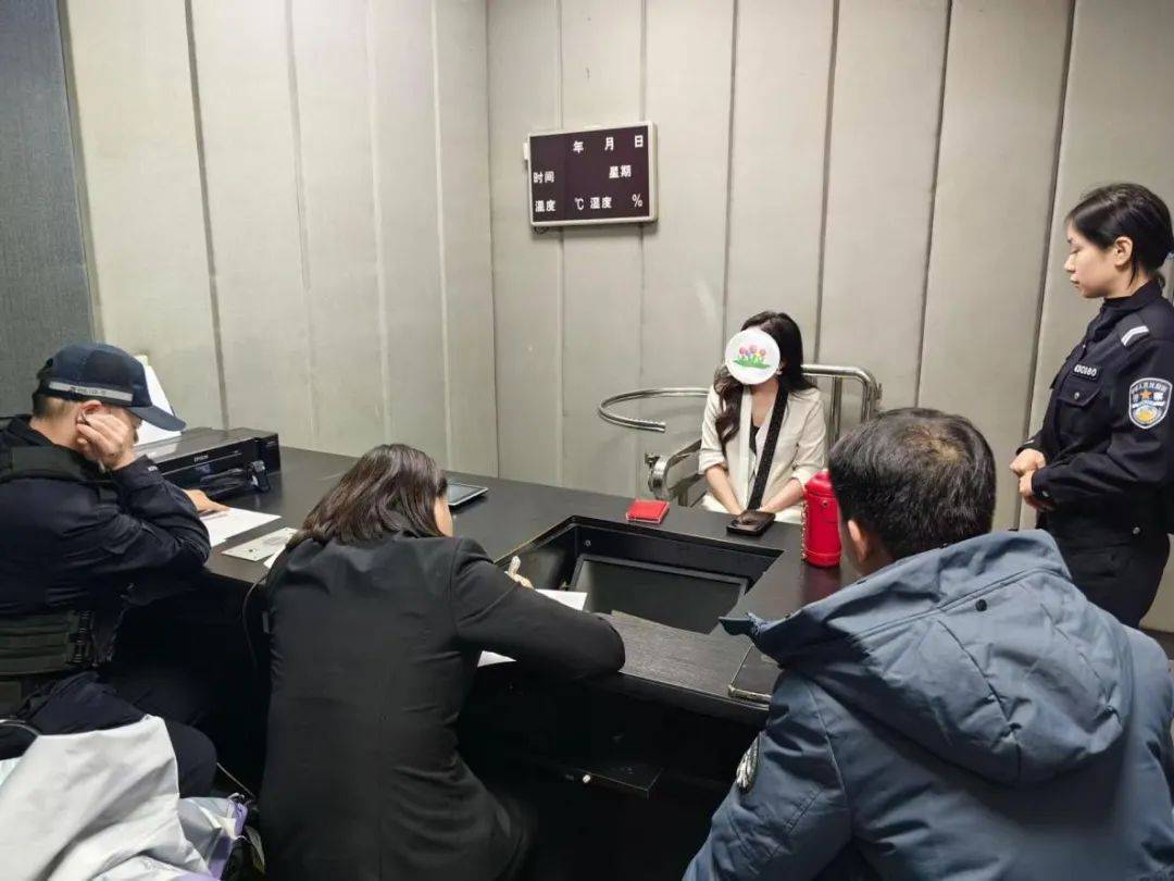 网红女歌手刚开完演唱会<strong></p>
<p>一桶原油多少升</strong>，就被执行人员控制了……