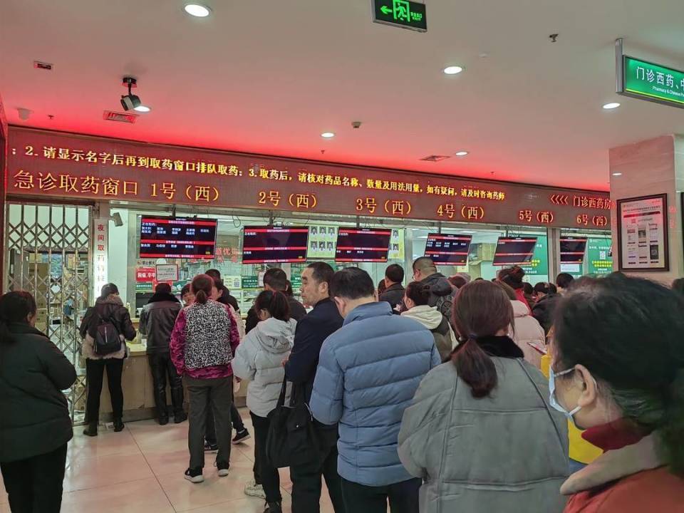 网友吐槽夜间取药窗口卷帘拉太低<strong></p>
<p>控原油</strong>，院方：情况属实，已整改