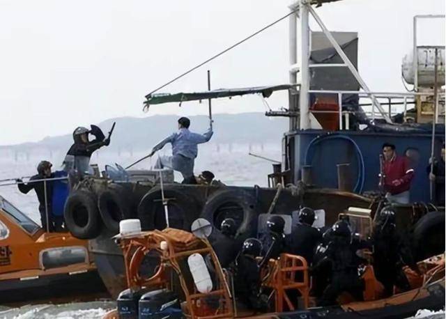 中韩海警对峙2小时<strong></p>
<p>美原油暴跌</strong>，中方持刀拦截，被强占25年苏岩礁有望收回？
