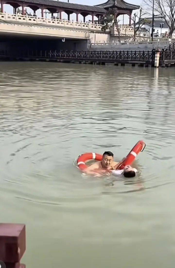 山东大哥到苏州出差<strong></p>
<p>原油现价</strong>，刚下火车20分钟跳河救人