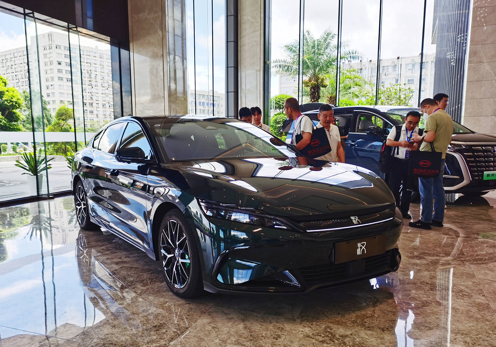 营收7771亿元<strong></p>
<p>原油石油</strong>，超越特斯拉！刚刚，比亚迪炸裂发布：拟派现超120亿元