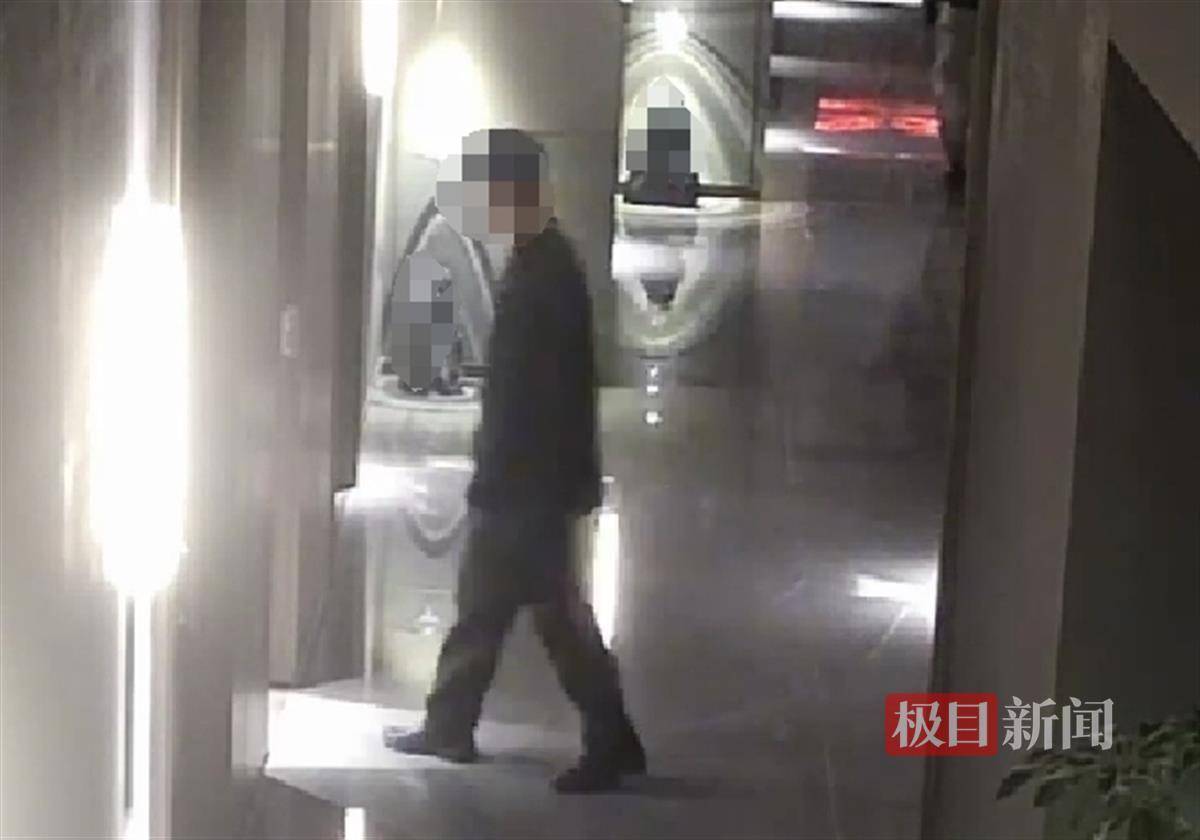 武汉一女子在艺术餐厅请客<strong></p>
<p>原油开采成本</strong>，飞天茅台竟被服务员暗中调包！两人被警方采取刑事强制措施