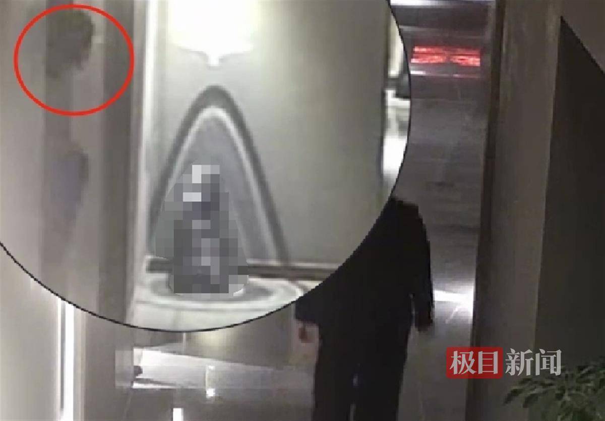 武汉一女子在艺术餐厅请客<strong></p>
<p>原油开采成本</strong>，飞天茅台竟被服务员暗中调包！两人被警方采取刑事强制措施