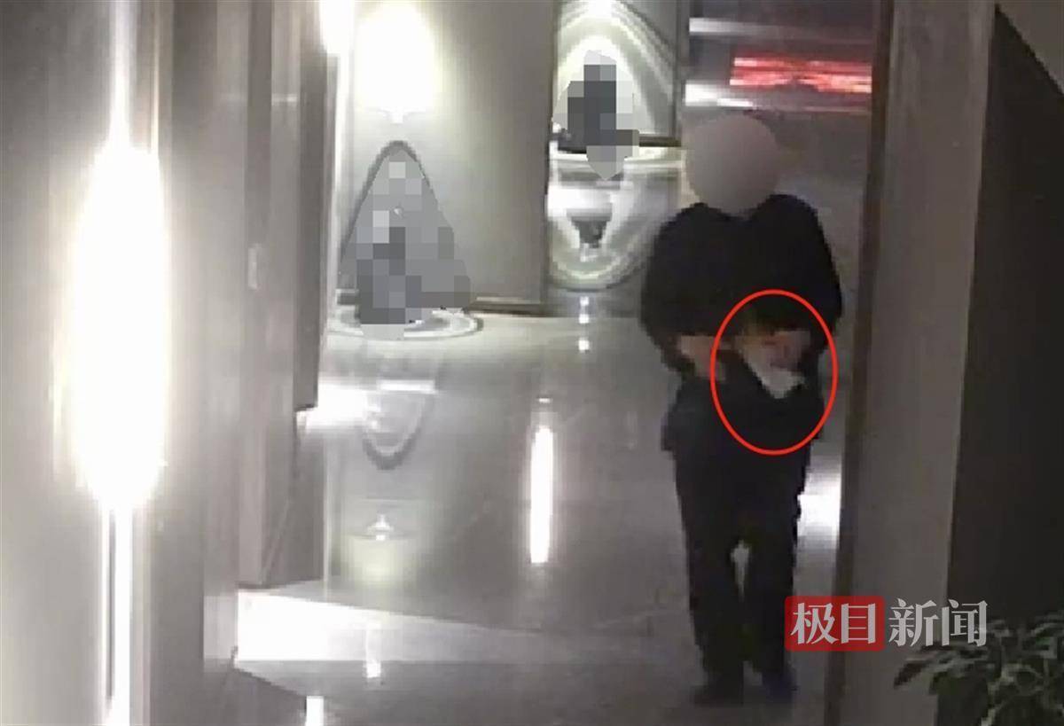 武汉一女子在艺术餐厅请客<strong></p>
<p>原油开采成本</strong>，飞天茅台竟被服务员暗中调包！两人被警方采取刑事强制措施
