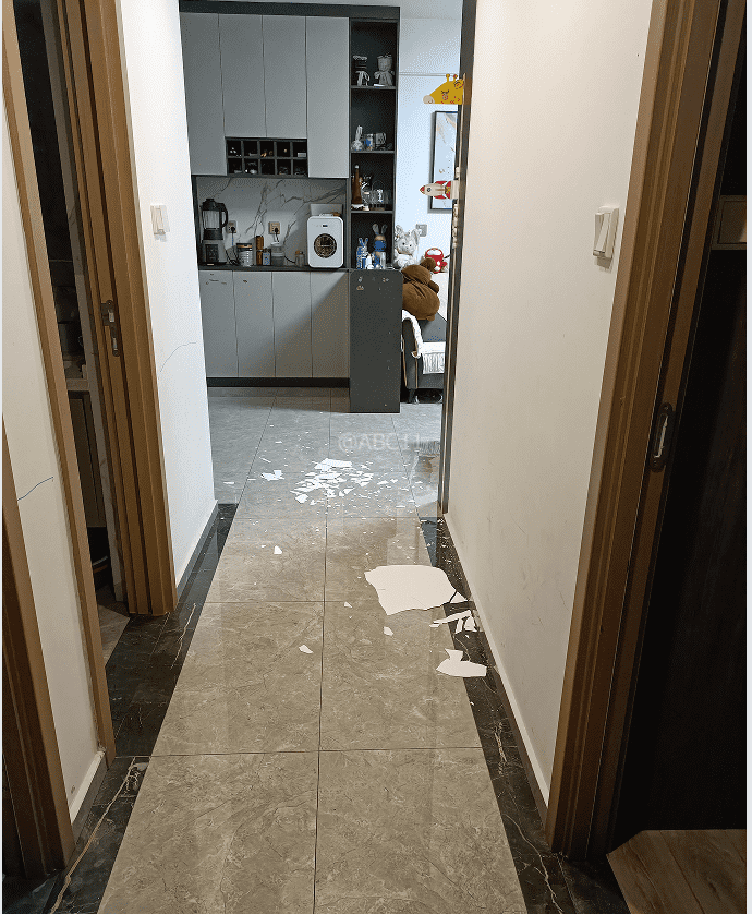 “深更半夜<strong></p>
<p>如何投资原油</strong>，又掉一大块下来”！广东一小区业主怒了