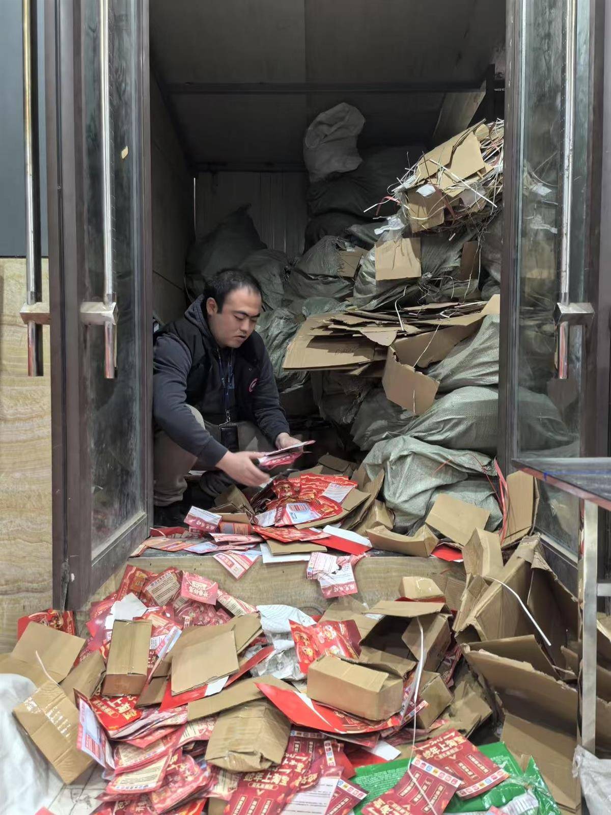 他发出的81万件快递全是电诈卡片<strong></p>
<p>中质原油</strong>！武汉江岸警方破获特大诈骗案