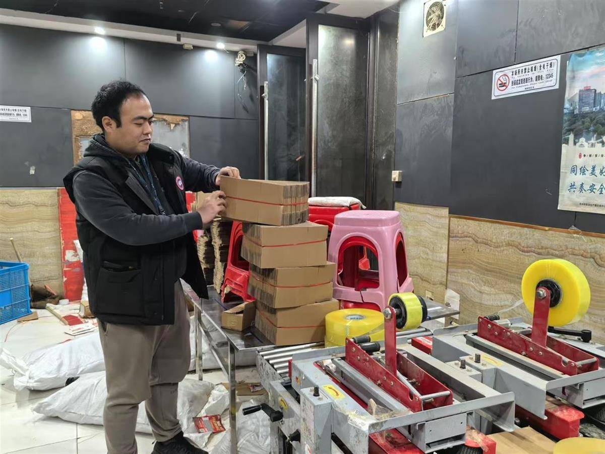他发出的81万件快递全是电诈卡片<strong></p>
<p>中质原油</strong>！武汉江岸警方破获特大诈骗案