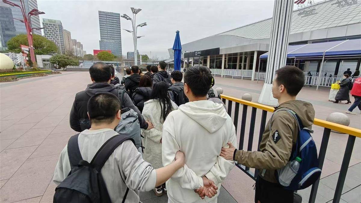 他发出的81万件快递全是电诈卡片<strong></p>
<p>中质原油</strong>！武汉江岸警方破获特大诈骗案