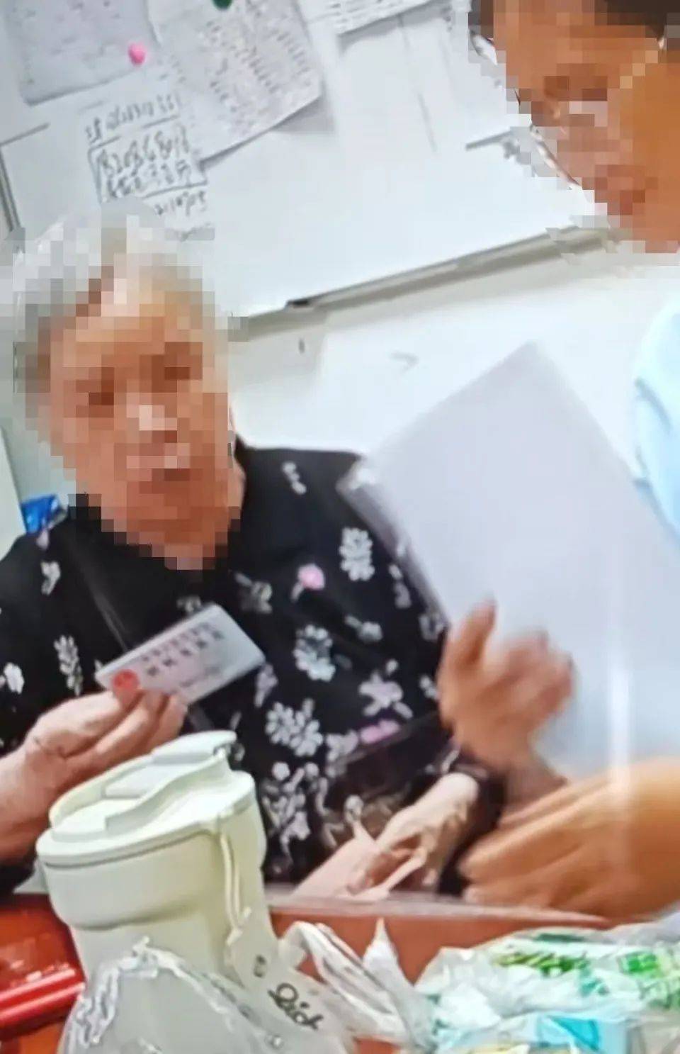 84岁老太被大女儿带出养老院<strong></p>
<p>中质原油</strong>，取光40万存款！小女儿：养老院应担责