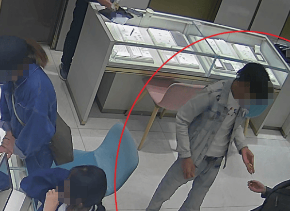 杭州大爷理发金项链不翼而飞<strong></p>
<p>国际原油消息</strong>，金属探测器都用上了，谁偷的？