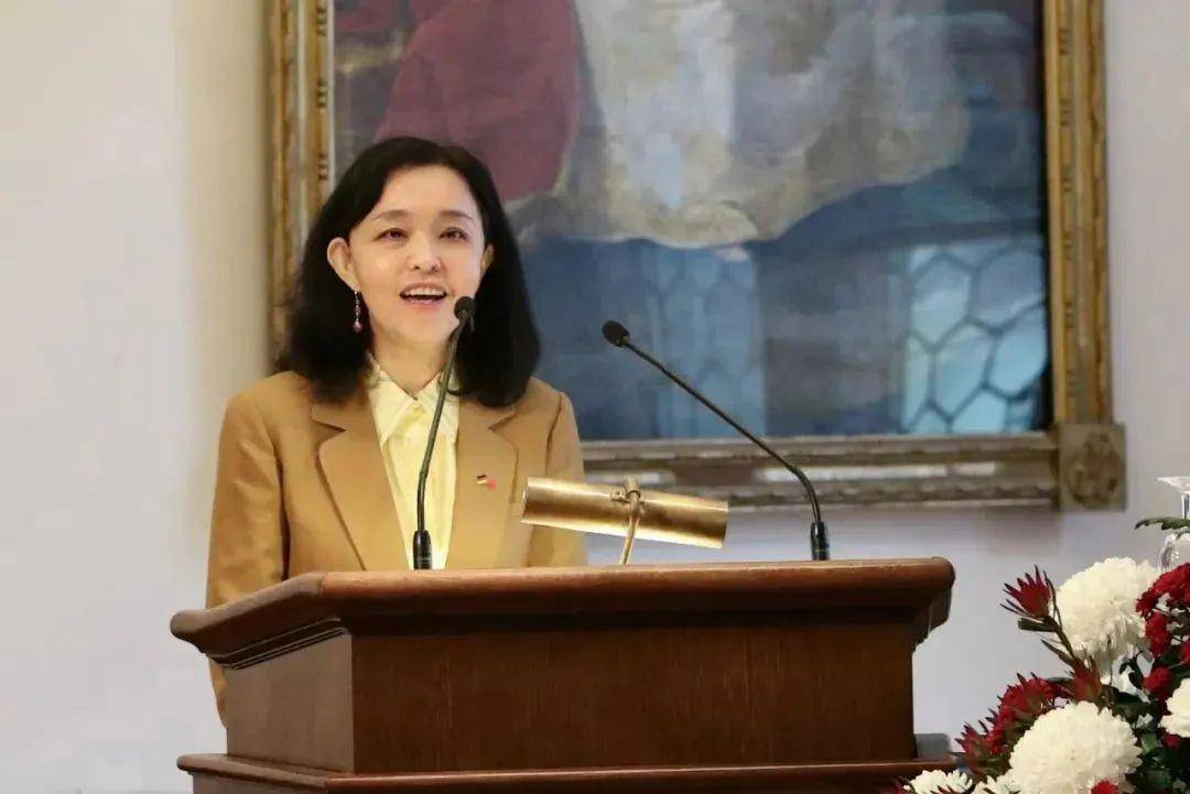 41岁升正厅的她<strong></p>
<p>国际原油消息</strong>，职务调整（附简历）