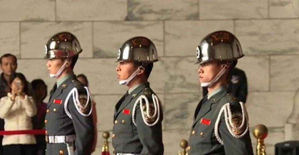 6名台军举五星红旗<strong></p>
<p>中原油田待遇</strong>，拒为台独当炮灰，台媒：赖清德卫兵也要投诚