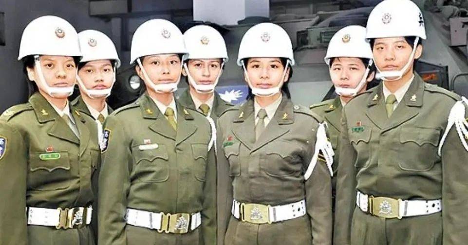6名台军举五星红旗<strong></p>
<p>中原油田待遇</strong>，拒为台独当炮灰，台媒：赖清德卫兵也要投诚