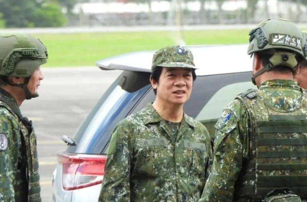 6名台军举五星红旗<strong></p>
<p>中原油田待遇</strong>，拒为台独当炮灰，台媒：赖清德卫兵也要投诚