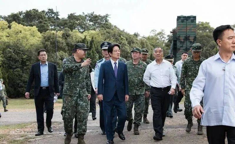 6名台军举五星红旗<strong></p>
<p>中原油田待遇</strong>，拒为台独当炮灰，台媒：赖清德卫兵也要投诚