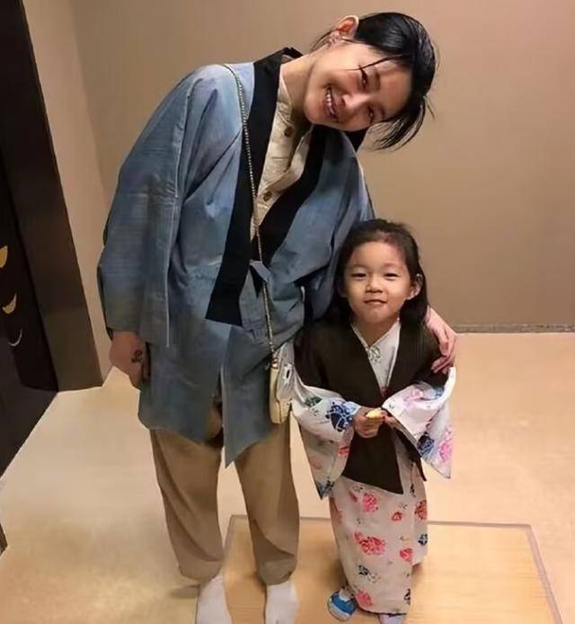 大S儿女回北京<strong></p>
<p>中原油田待遇</strong>，张兰拉着小玥儿逛街，网友夸汪小菲好帅