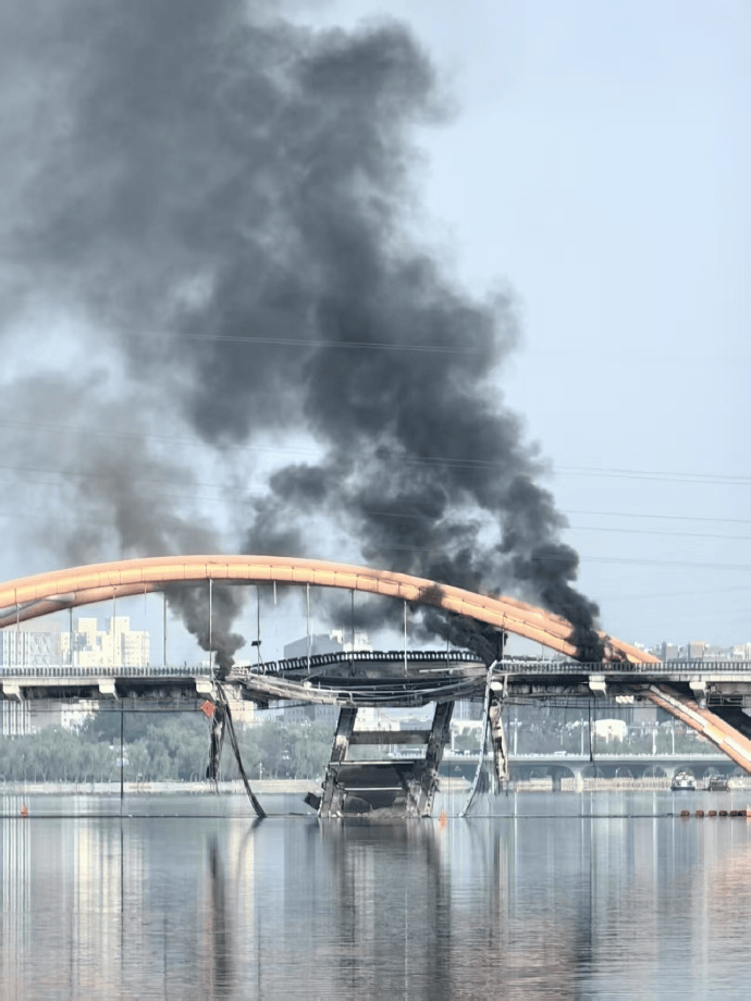 北京顺义潮白河大桥发生火情并部分坍塌<strong></p>
<p>原油cl</strong>，官方回应