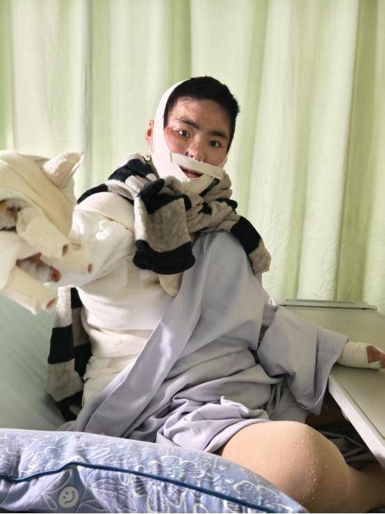 女孩被前男友泼汽油致残<strong></p>
<p>原油cl</strong>，凶手法庭上威胁杀人