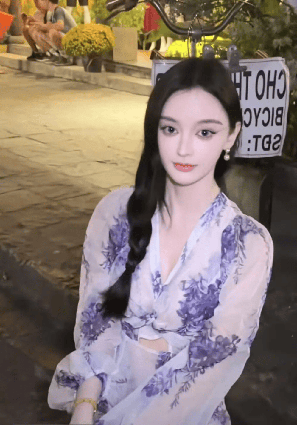 “美院聋哑女生因长相太完美”登热搜第一<strong></p>
<p>原油cl</strong>，本人承认微调：不太上镜，比照片视频好看