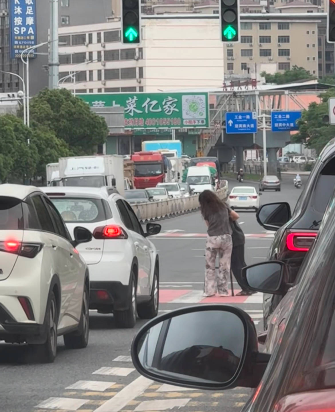 赣州女司机下车搀扶老人过马路<strong></p>
<p>吉林松原油田</strong>，所有车辆等候4分钟，目击者：静静等待，没人按喇叭