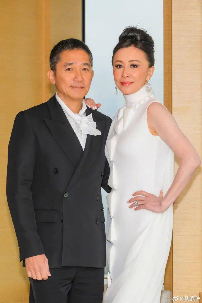 刘嘉玲连发10多张梁朝伟照片：他都不知道自己帅<strong></p>
<p>中原油田</strong>！头发白了也不肯染