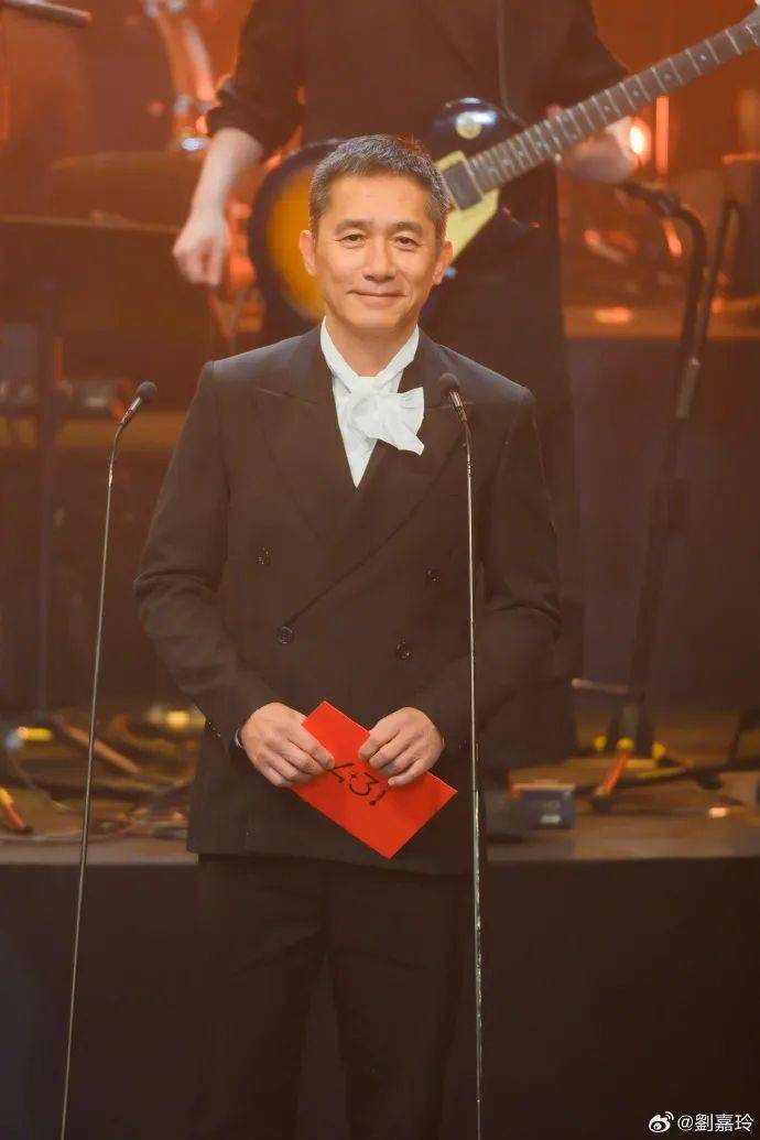 刘嘉玲连发10多张梁朝伟照片：他都不知道自己帅<strong></p>
<p>中原油田</strong>！头发白了也不肯染