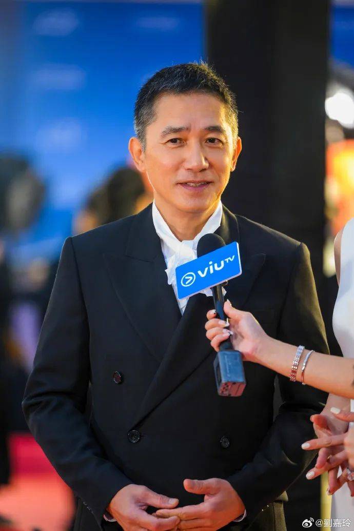刘嘉玲连发10多张梁朝伟照片：他都不知道自己帅<strong></p>
<p>中原油田</strong>！头发白了也不肯染