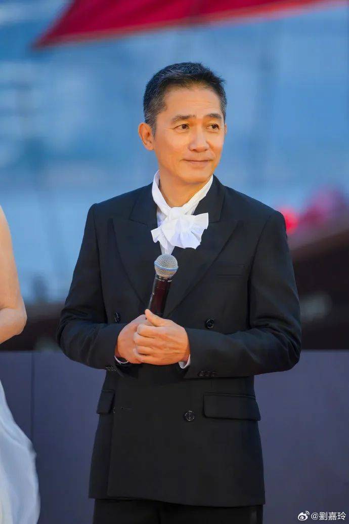 刘嘉玲连发10多张梁朝伟照片：他都不知道自己帅<strong></p>
<p>中原油田</strong>！头发白了也不肯染
