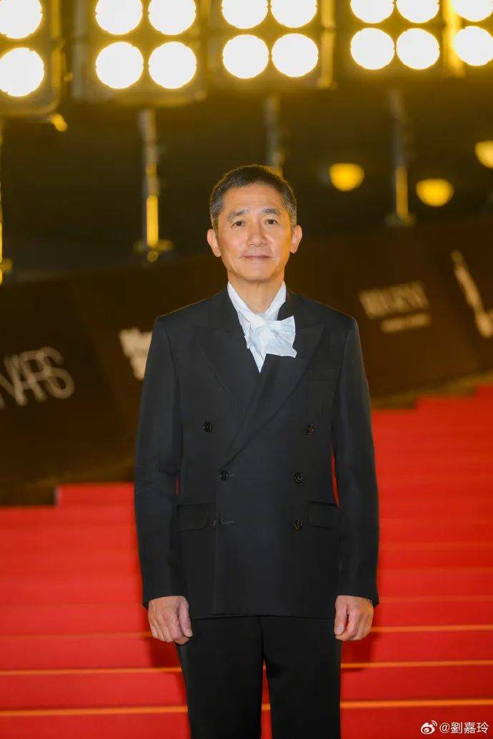 刘嘉玲连发10多张梁朝伟照片：他都不知道自己帅<strong></p>
<p>中原油田</strong>！头发白了也不肯染