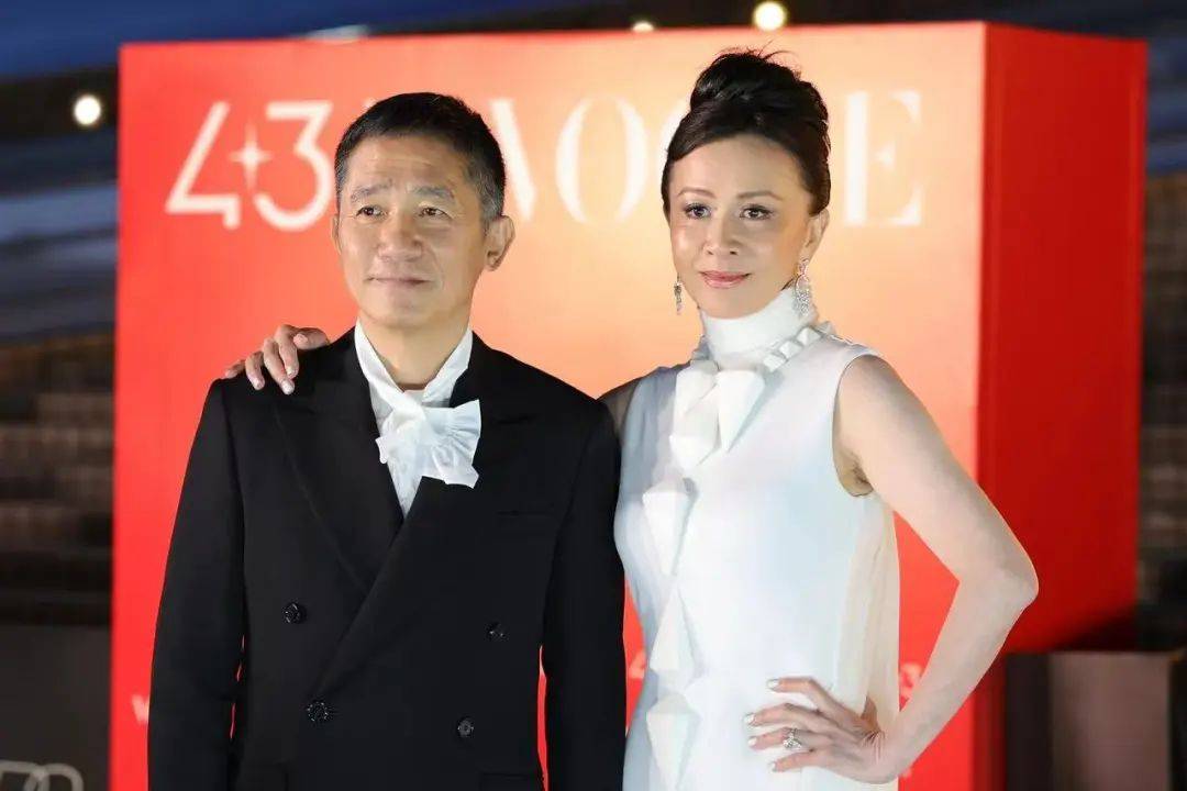 刘嘉玲连发10多张梁朝伟照片：他都不知道自己帅<strong></p>
<p>中原油田</strong>！头发白了也不肯染