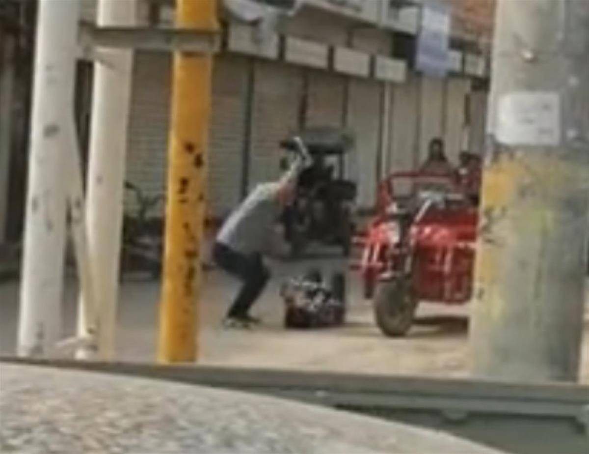 西安一男子当街踢打女子<strong></p>
<p>原油返佣</strong>，官方：两人系夫妻，因家庭矛盾发生口角
