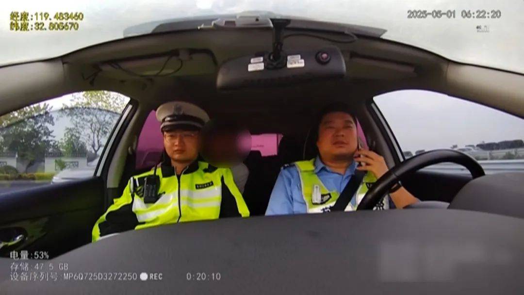 夫妻因开车问题吵架<strong></p>
<p>原油返佣</strong>，丈夫没带手机被扔高速，无奈车道上插兜散步