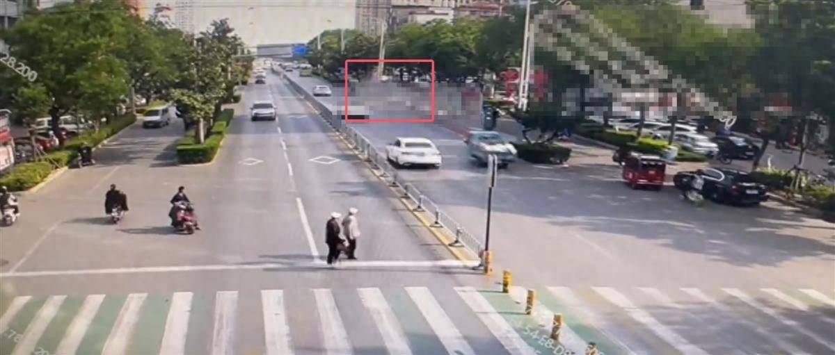 山东滕州一车辆撞向公交站台致多人倒地<strong></p>
<p>原油加工量</strong>，肇事司机被控制，案件已移交刑警