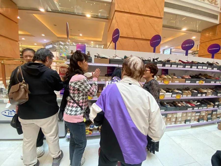 “1800元的出口商品219元拿下”！上海人假期疯狂“捡漏”<strong></p>
<p>原油加工量</strong>，这里外贸好东西都卖爆了，新品还将接力上市