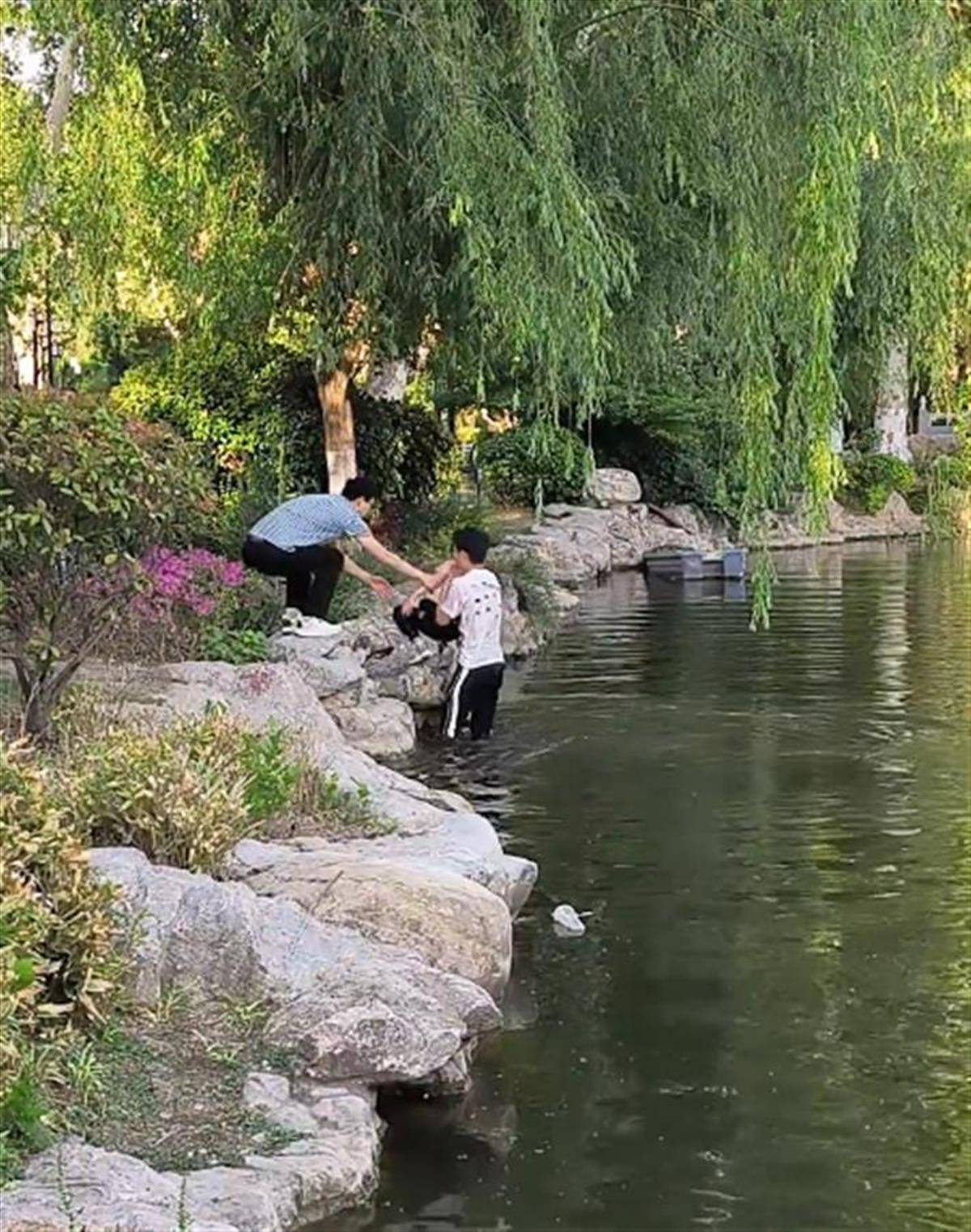徐州一女童落水被救起<strong></p>
<p>原油加工量</strong>，家长赶来先责怪孩子，救人者：家长当时吓坏了，后来已道谢