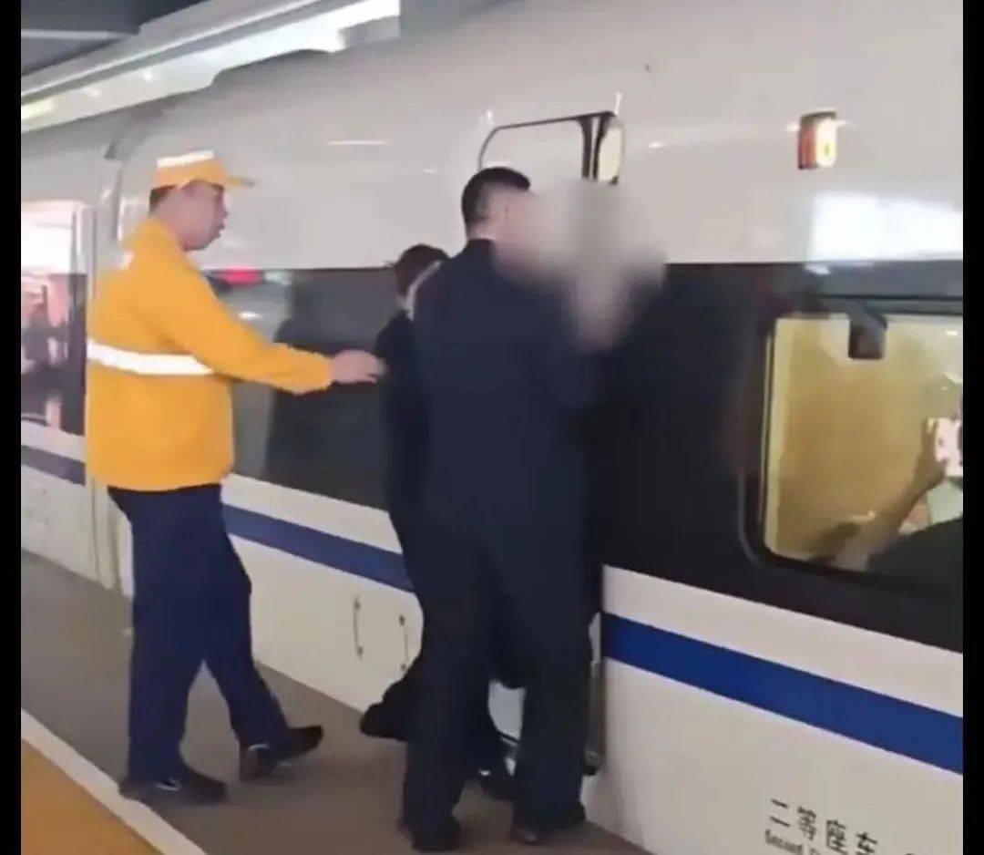 上海虹桥站有旅客扒车门<strong></p>
<p>原油加工量</strong>？铁路上海站回应：系身体不适