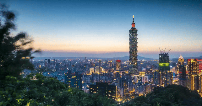 罕见！岛内一架专机抵达南京<strong></p>
<p>原油山</strong>，大陆送出11个字，统一大结局要来？ ​