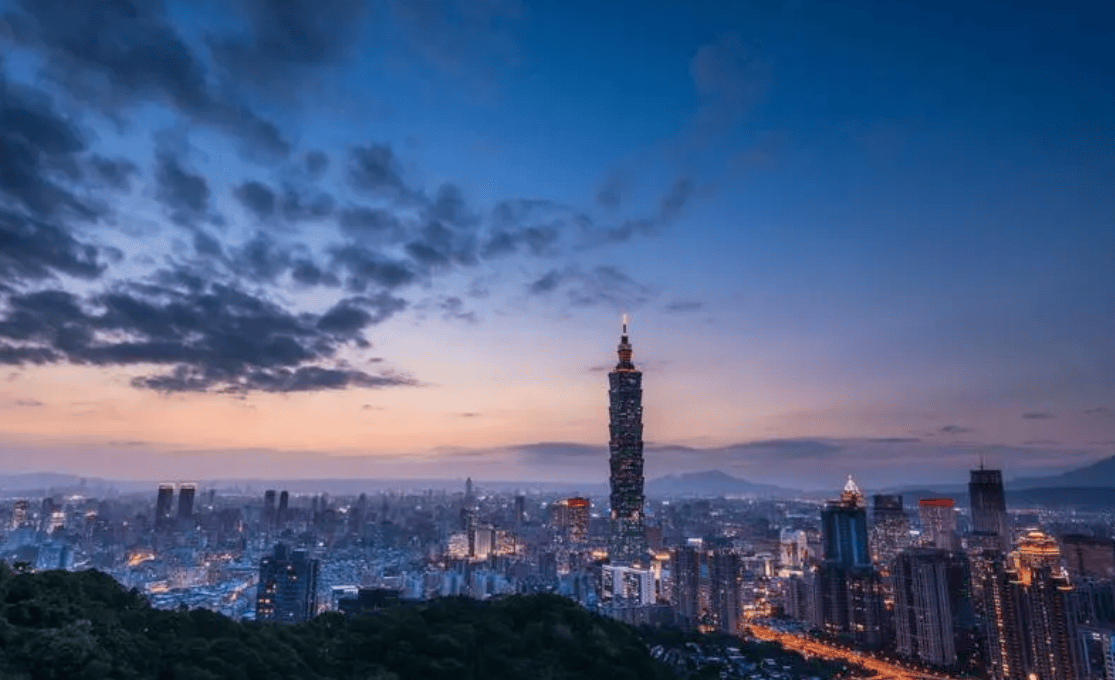 罕见！岛内一架专机抵达南京<strong></p>
<p>原油山</strong>，大陆送出11个字，统一大结局要来？ ​