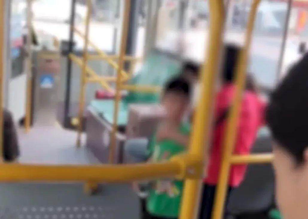 广东一老人带着小孩刷老年卡乘车<strong></p>
<p>原油山</strong>，被司机要求站着？公交公司道歉！